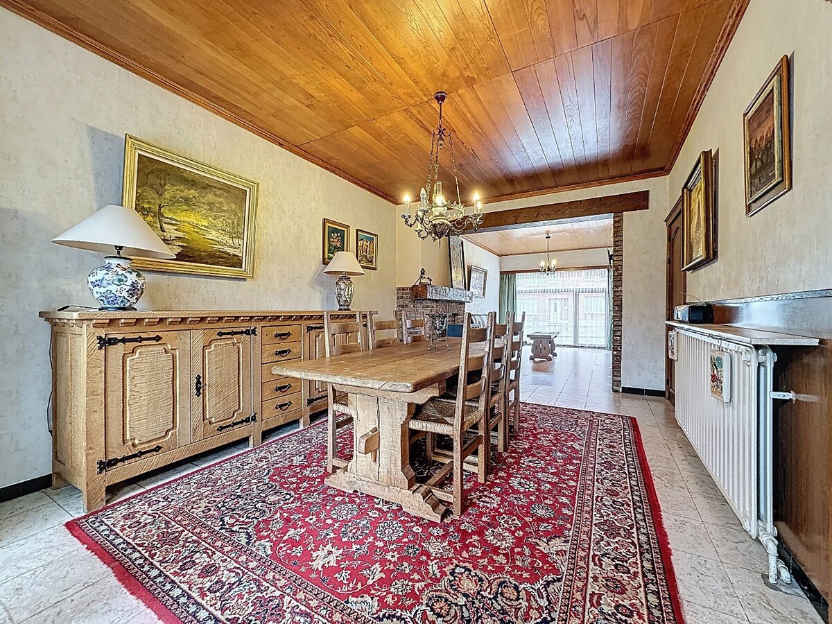 Op te frissen (gezins)woning met garage en tuin te Bevegem 