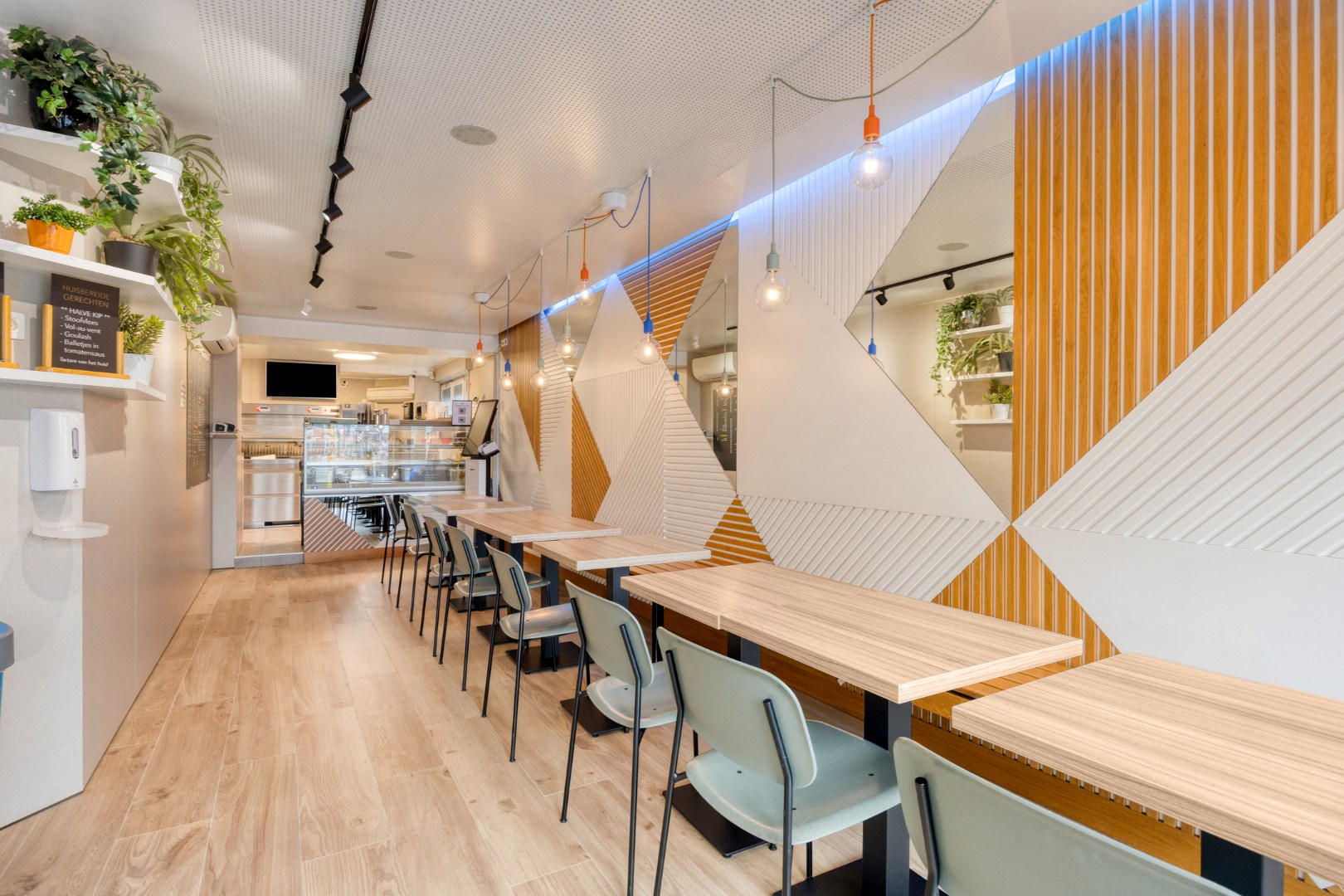 Opbrengsteigendom met handelspand en 3 appartementen te koop in Heverlee op een super ligging! 