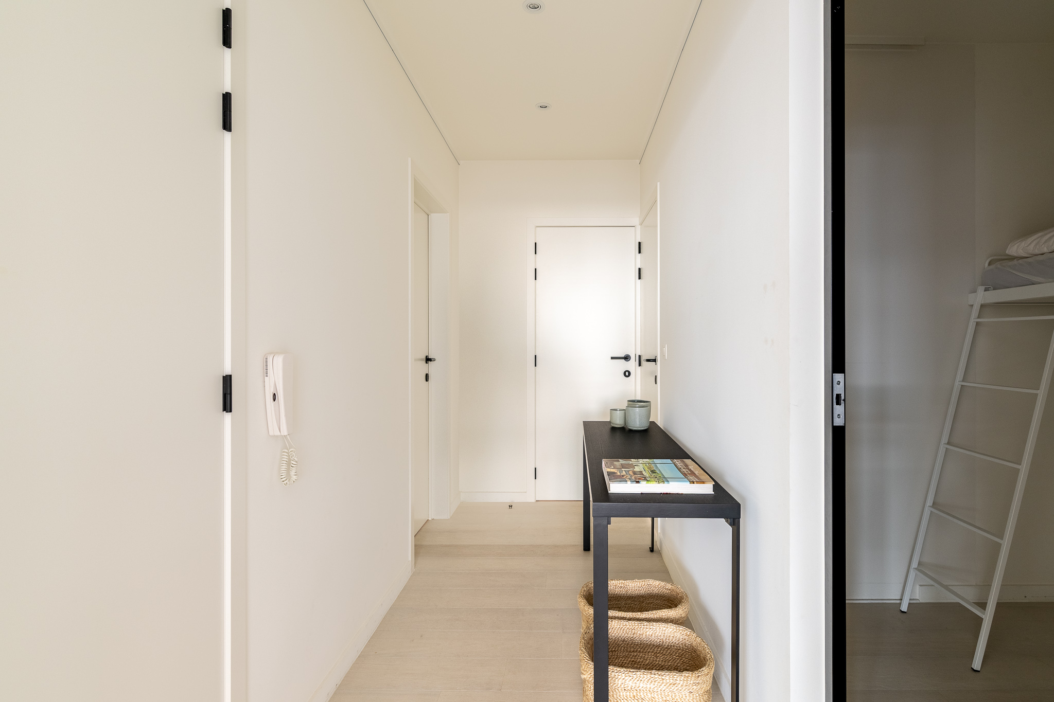 Appartement rénové avec style, offrant une vue latérale sur la mer, au cœur du Zoute. 
