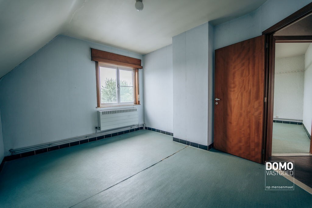 Ruime boerderij met stallingen en een prachtig groen uitzicht. 