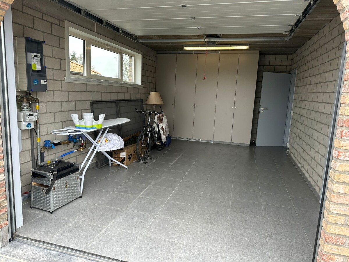 Alleenstaande woning met 3 slaapkamers, 3 garages en veel parkeermogelijkheid! 