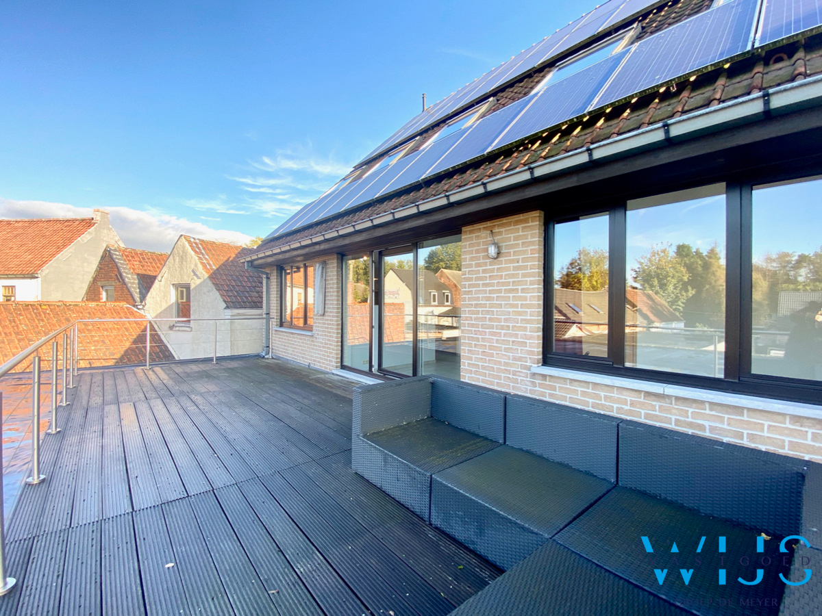 Instapklaar 2 slaapkamer appartement met terras &amp; garage ! 