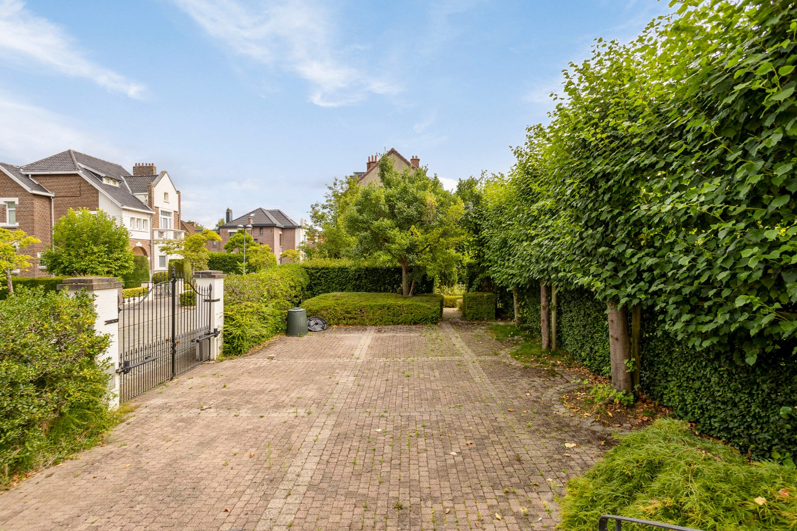 Charmante halfopen woning op twee percelen, prachtig aangelegde, bloemrijke tuin - 1652 ALSEMBERG (BEERSEL) 