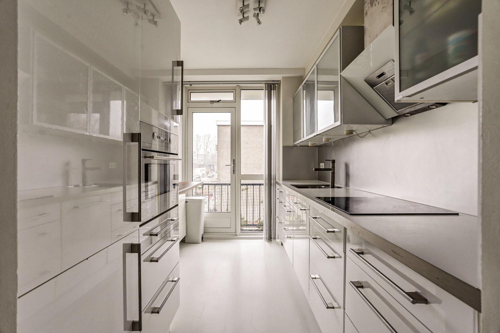 Instapklaar en verzorgd  3-(voorheen 4) kamer hoek- appartement op de tweede verdieping met 2 slaapkamers, 2 balkons, moderne keuken en is gelegen op eigen grond. 