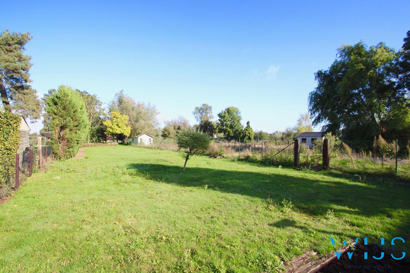Vlot te renoveren woonhuis op een ruim perceel van 1130 vierkante meter te OOSTEEKLO ! 