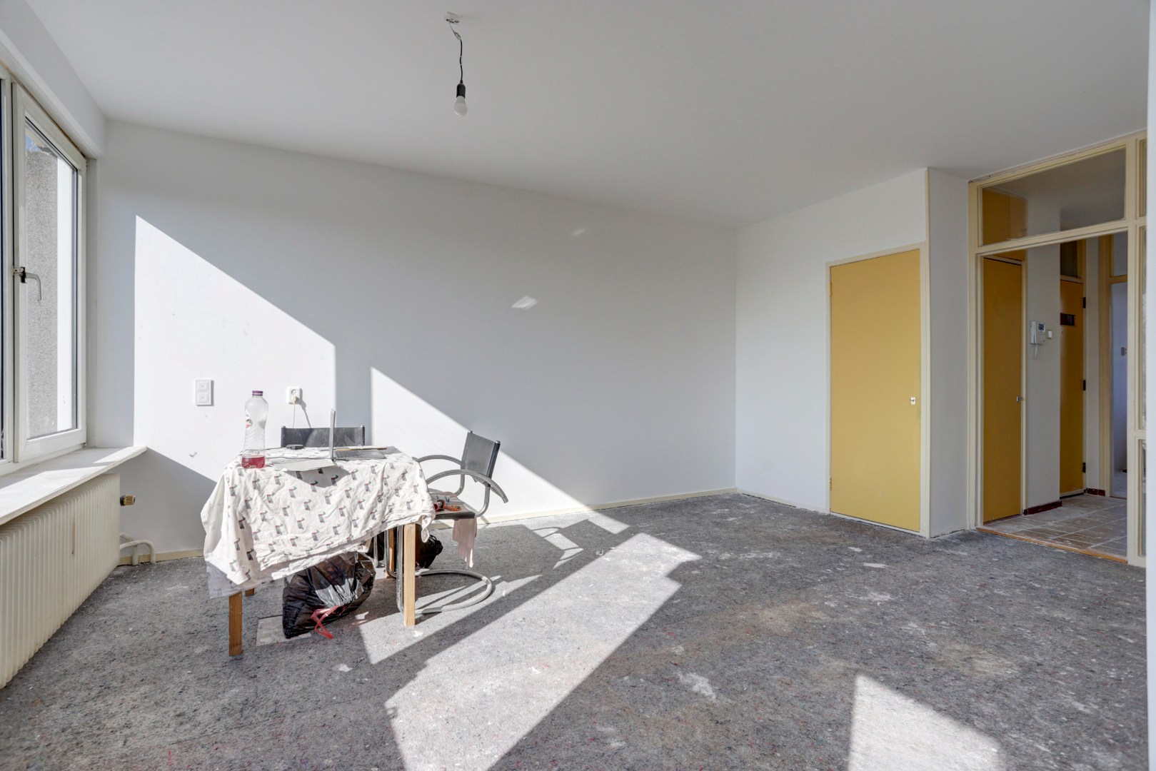 Dit 3 (voorheen 4) kamer appartement is helemaal naar eigen smaak te realiseren met 2 slaapkamers (3e slaapkamer is gemakkelijk te realiseren), 3 balkons, berging in de onderbouw en gelegen op eigen g 