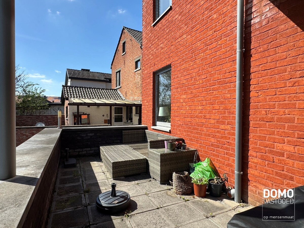 RUIM GELIJKVLOERS APPARTEMENT MET 2 SLAAPKAMERS IN HET CENTRUM VAN MELDERT 