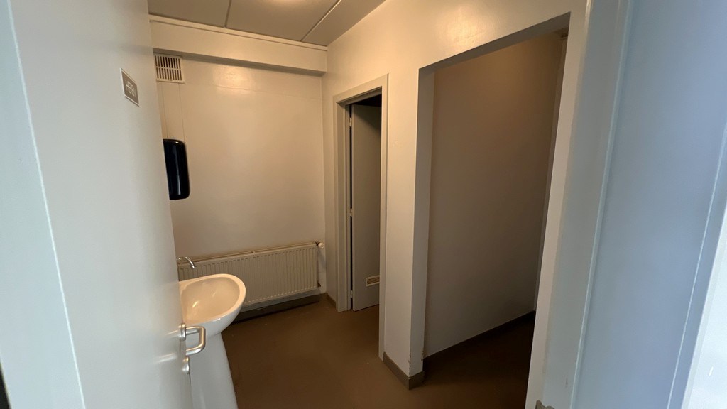 Magazijn met laadkades en kantoor te huur nabij R4 in Melle