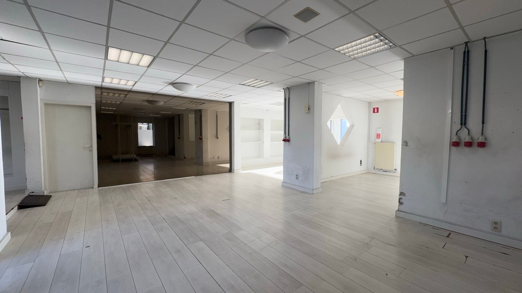 Commercieel gelegen handelspand te koop in Deinze (Astene)