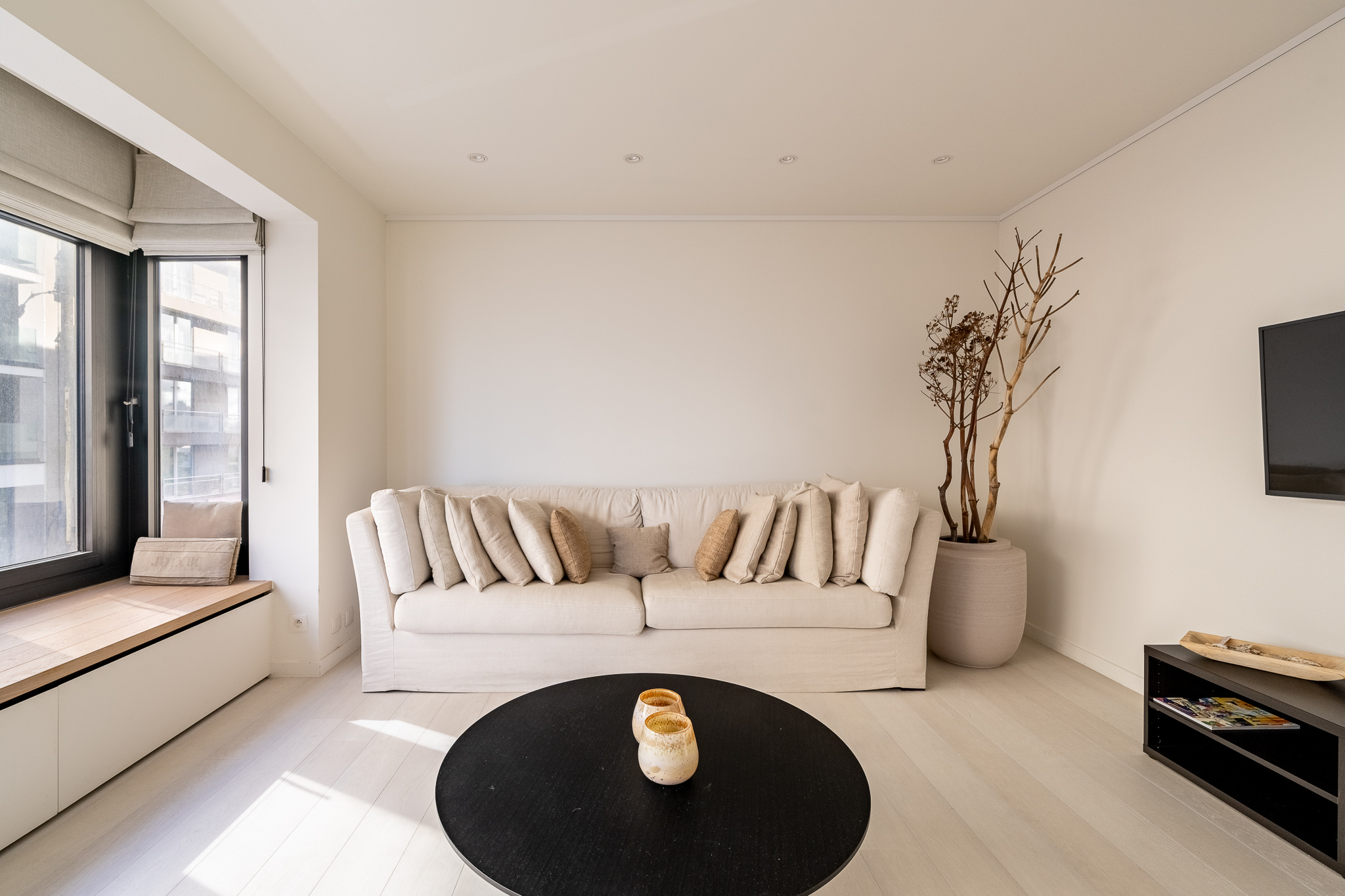 Appartement rénové avec style, offrant une vue latérale sur la mer, au cœur du Zoute. 