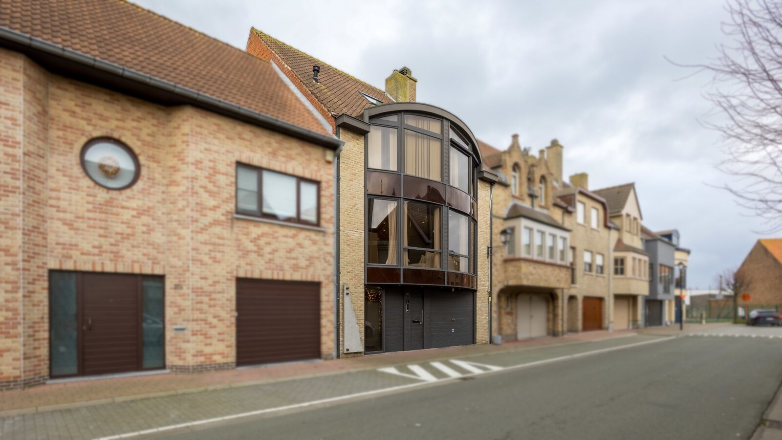 Ruime en veelzijdige bel-étagewoning met 5 slaapkamers, zuidgerichte terrassen en studio/praktijkruimte nabij de zeedijk. 