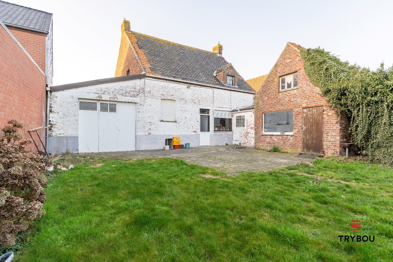 Te renoveren woning met garage en diepe tuin 