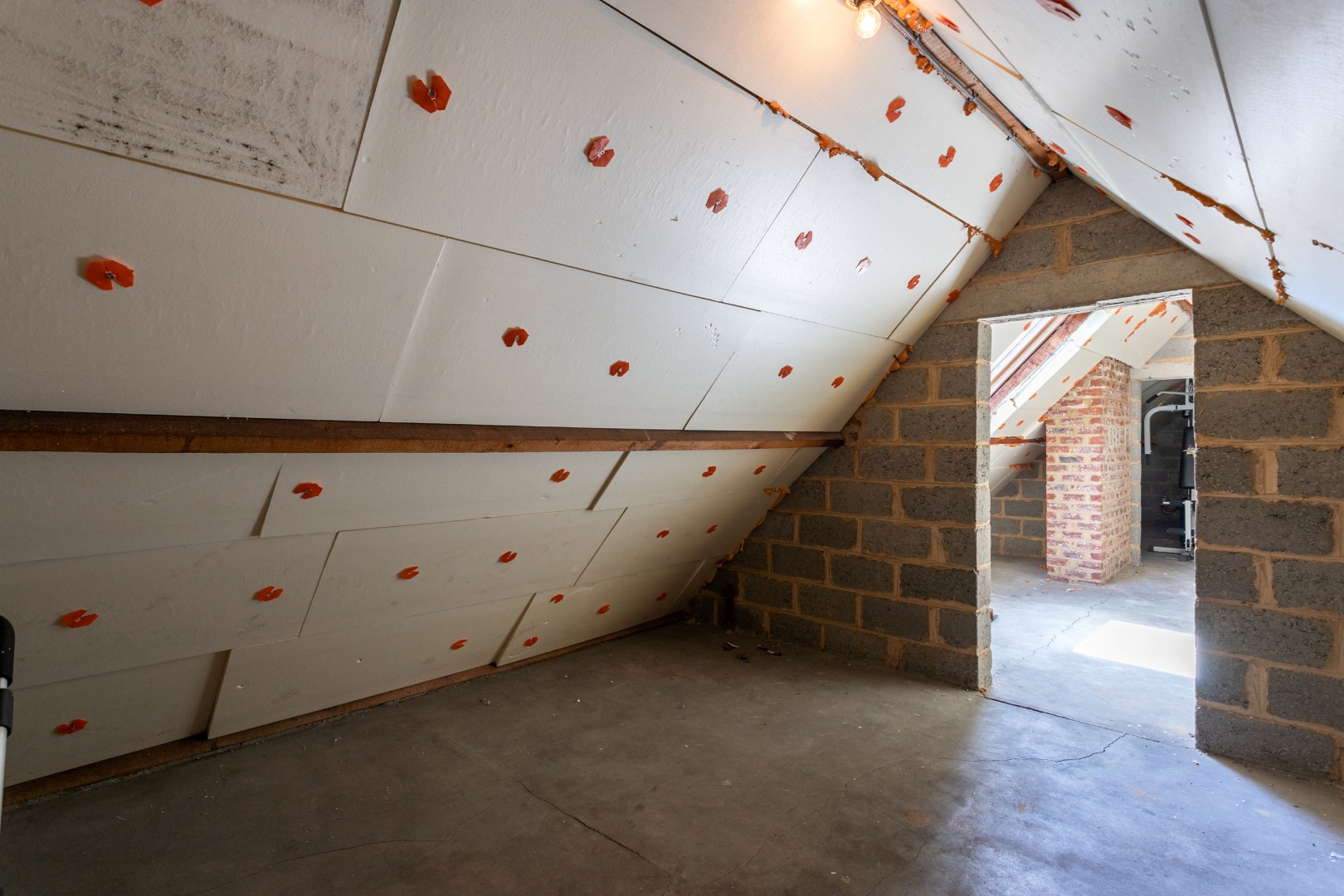 Ruime 4-gevelwoning met 4 slaapkamers, bureau, garage en tuin op 626 m² met bouwpotentieel in Halle 