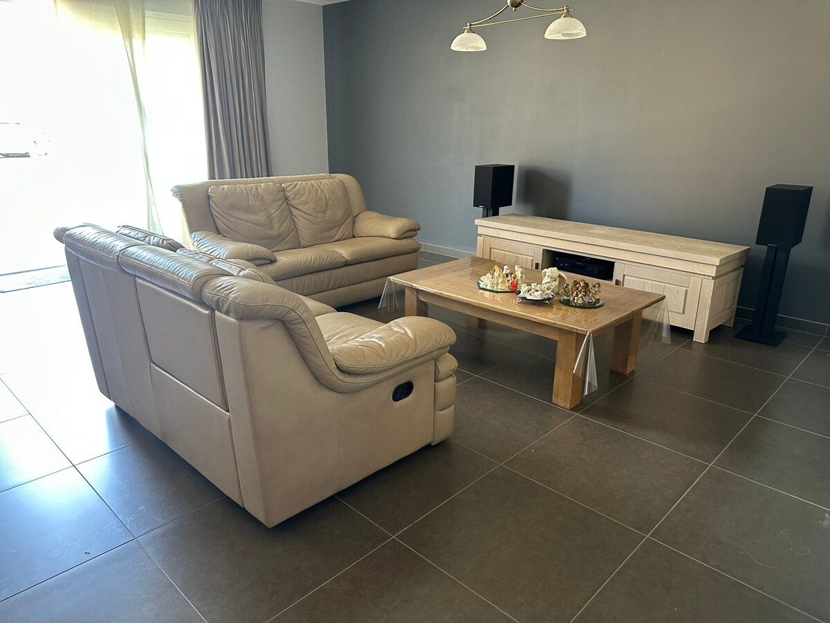 Gelijkvloers 3-gevel appartement met tuintje 
