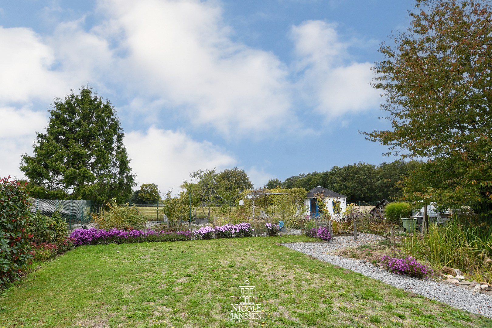 Diepe tuin met gezellige terrasjes