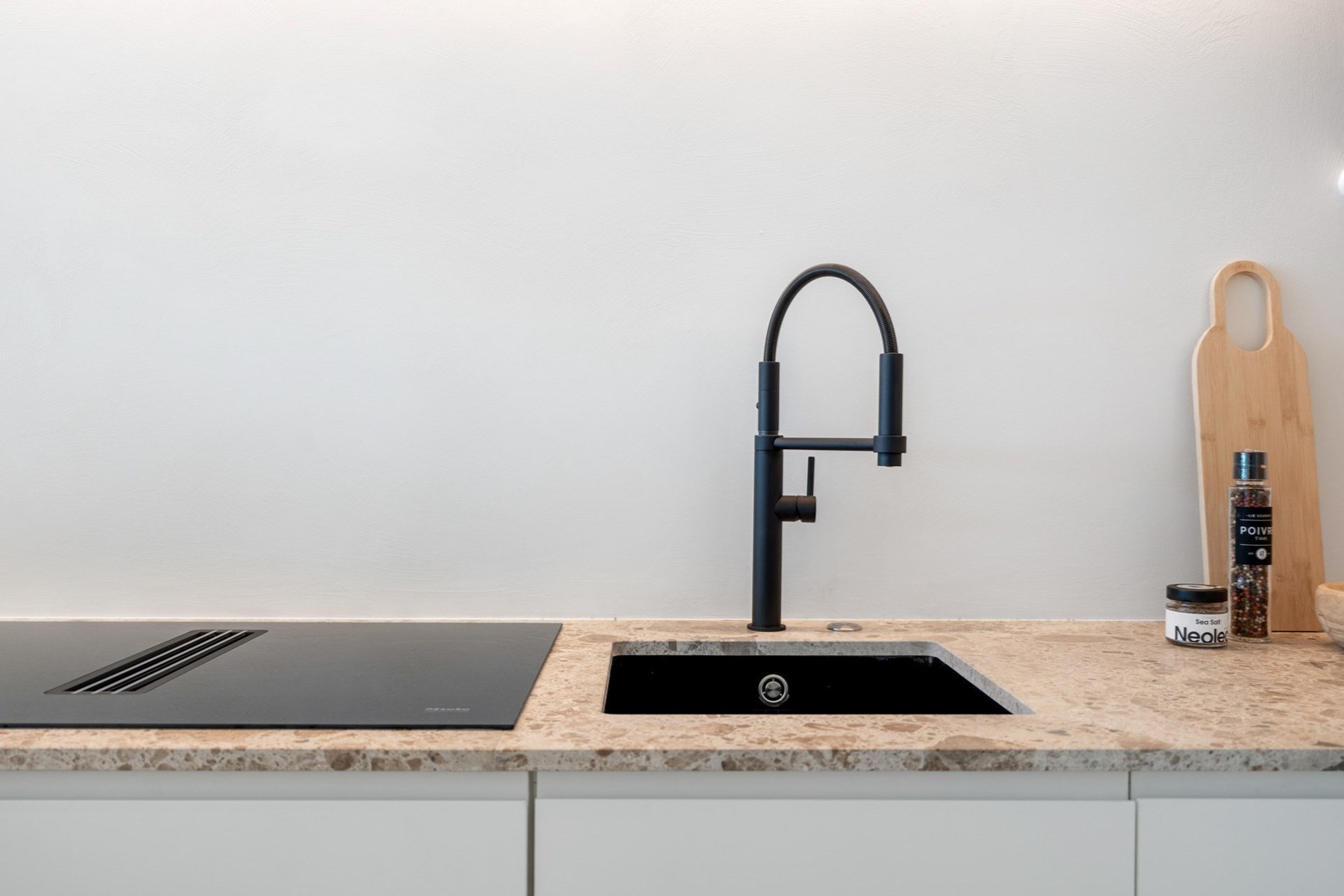 Integraal gerenoveerd appartement genietend van een panoramisch uitzicht op de zeedijk te Duinbergen! (mog tot aankoop van een garage) 