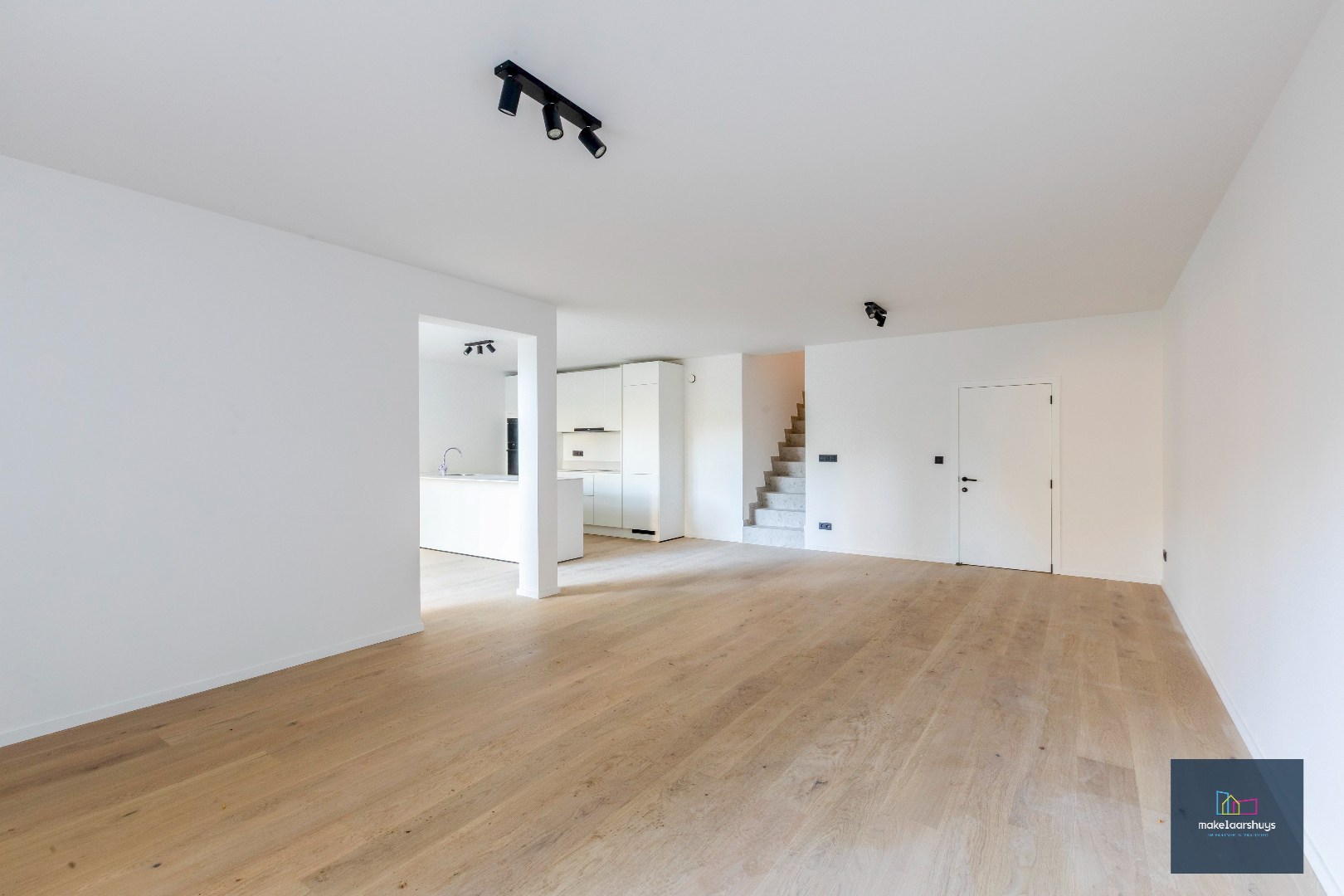 Prachtig  duplex appartement met 4 slpk, 3 badk, grote tuin en parkeergelegenheid 