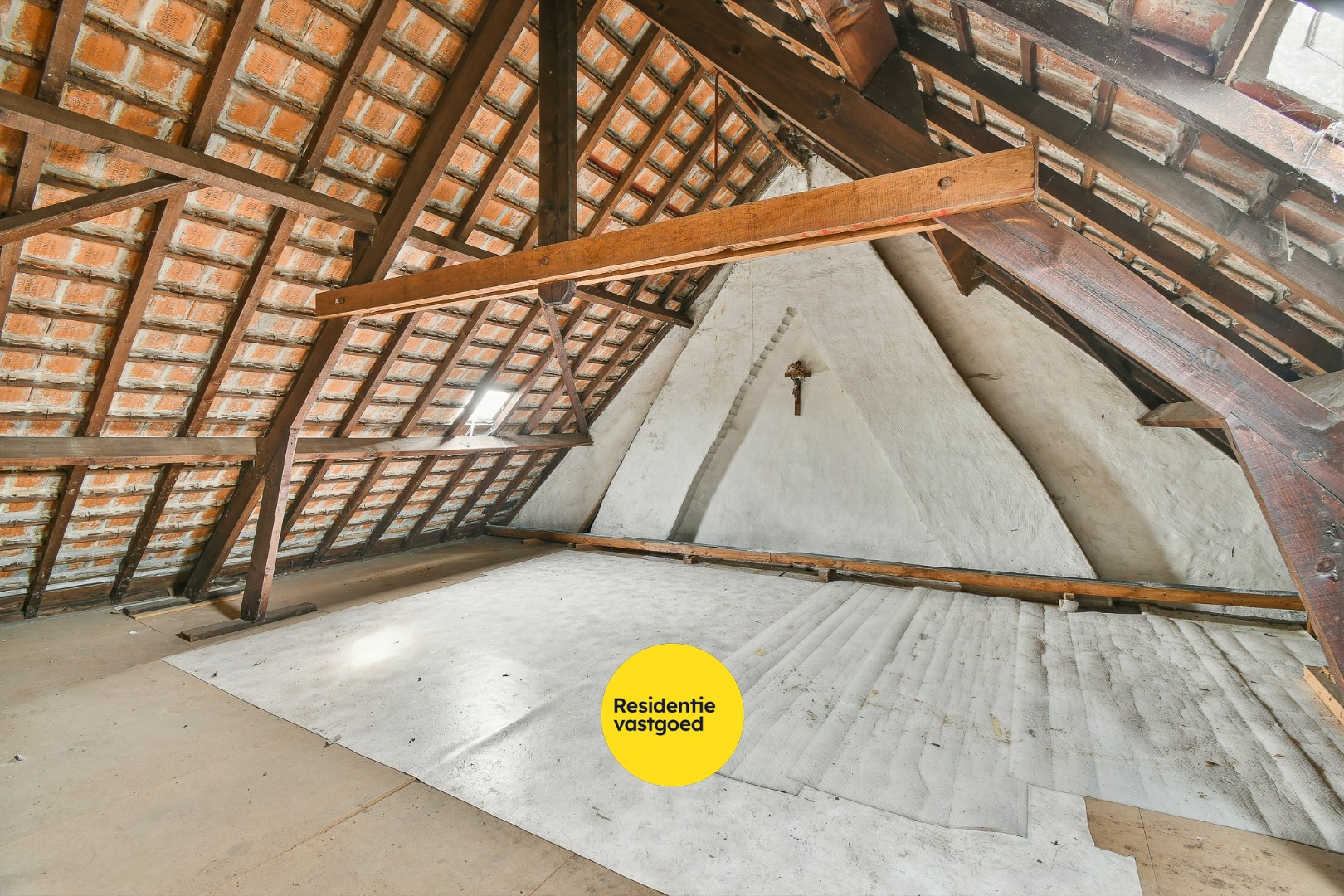 Te renoveren gezinswoning met drie slaapkamers en zongerichte tuin 