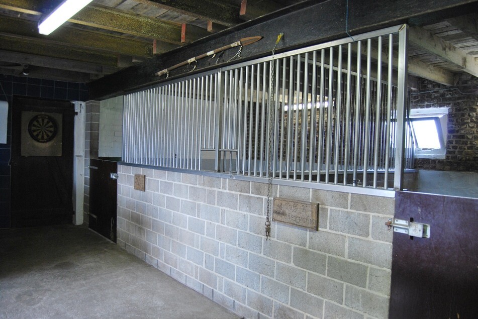 Idyllische woning met stalgebouwen op ca. 5000m² te Sint-Laureins 