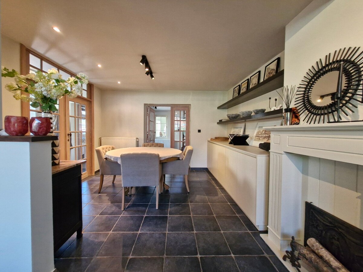 Uiterst charmante halfopen bebouwing met weidse zichten op een perceel van 2012m² 