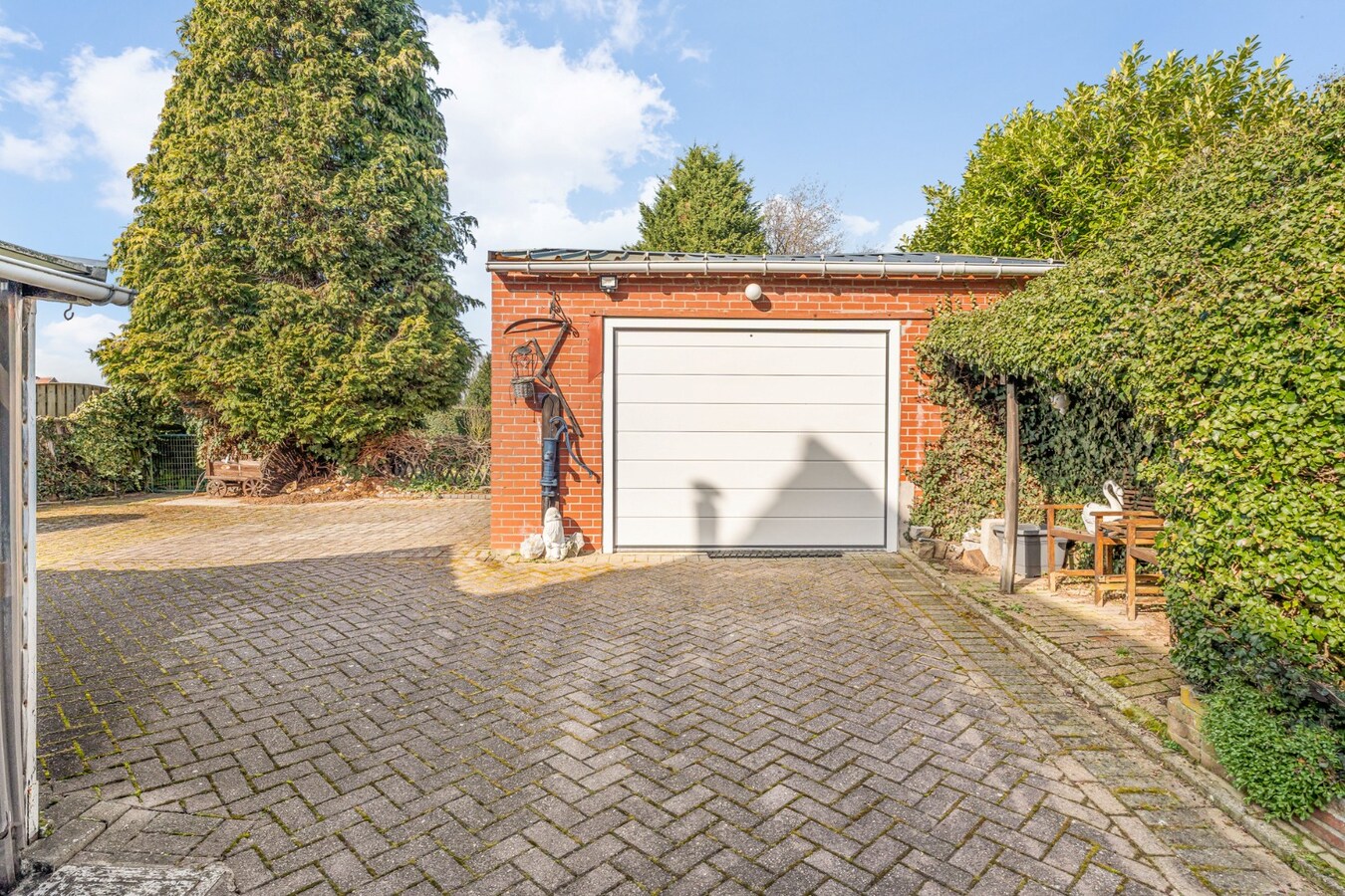 Halfvrijstaande gezinswoning met veel mogelijkheden op een perceel van 8are! 