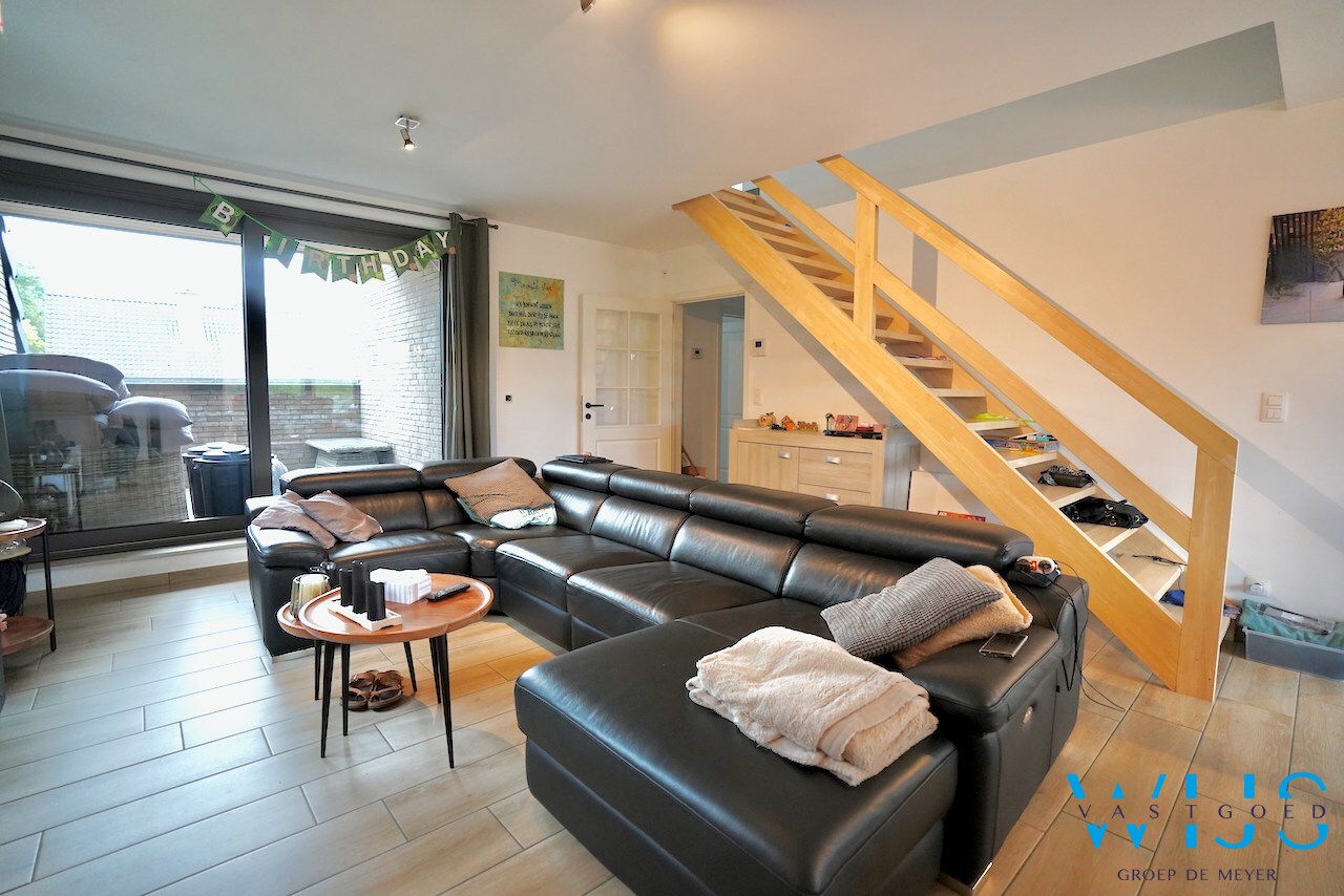 Prachtig appartement MET GARAGE in het rustige landelijke OOSTEEKLO ! 