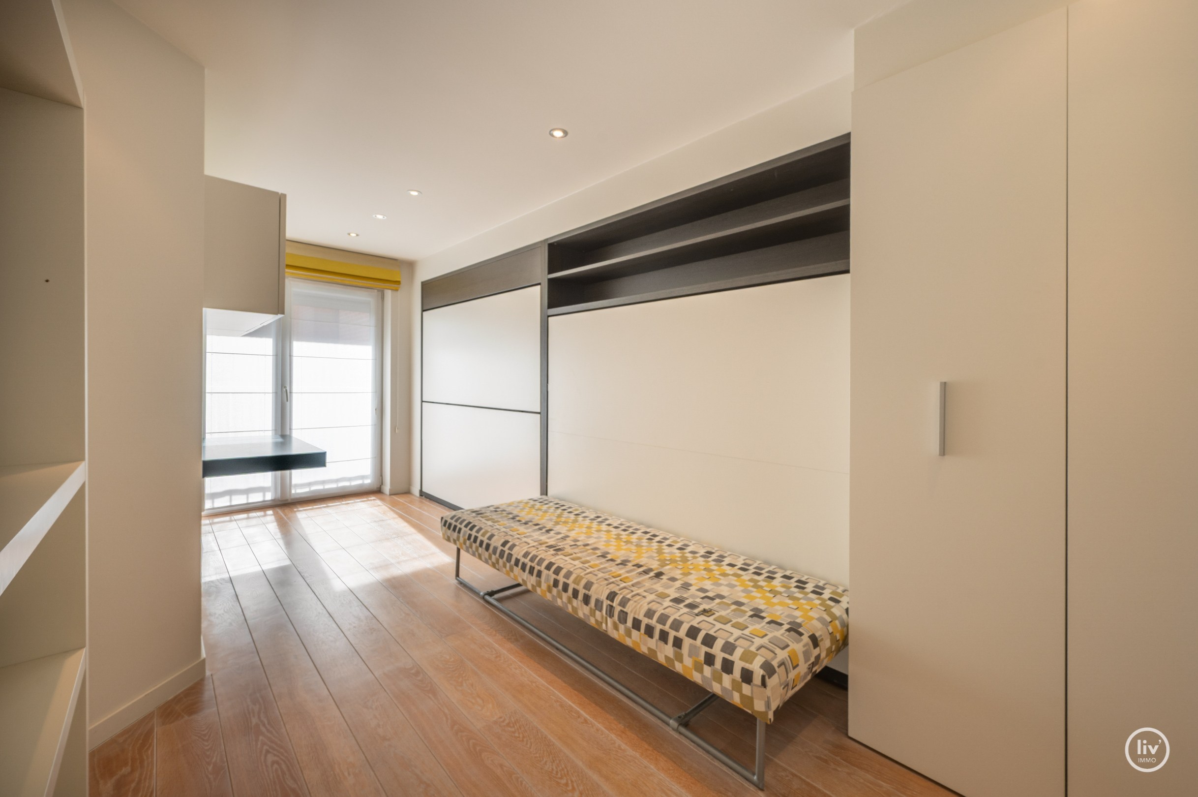 Appartement exceptionnellement spacieux avec une largeur de façade exceptionnelle et une superficie totale de 163 m², idéalement situé sur l'avenue Dumortier à Knokke. 