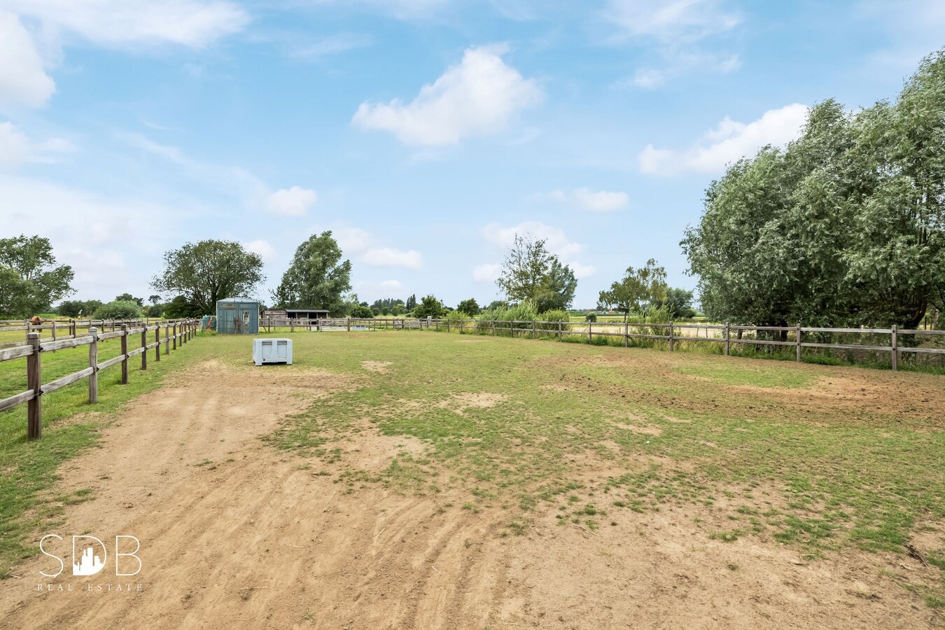 Hedendaagse woning met paardenfaciliteiten op circa 1,5ha 