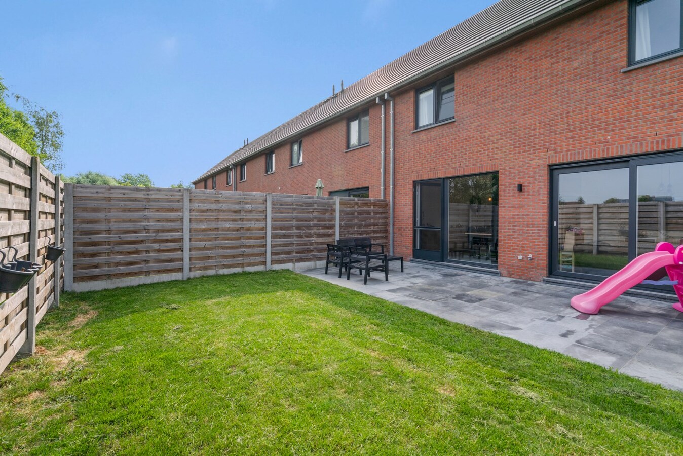 Moderne nieuwbouwwoning met tuin, garage en 3 slaapkamers in een rustig woonwijk te Roeselare 