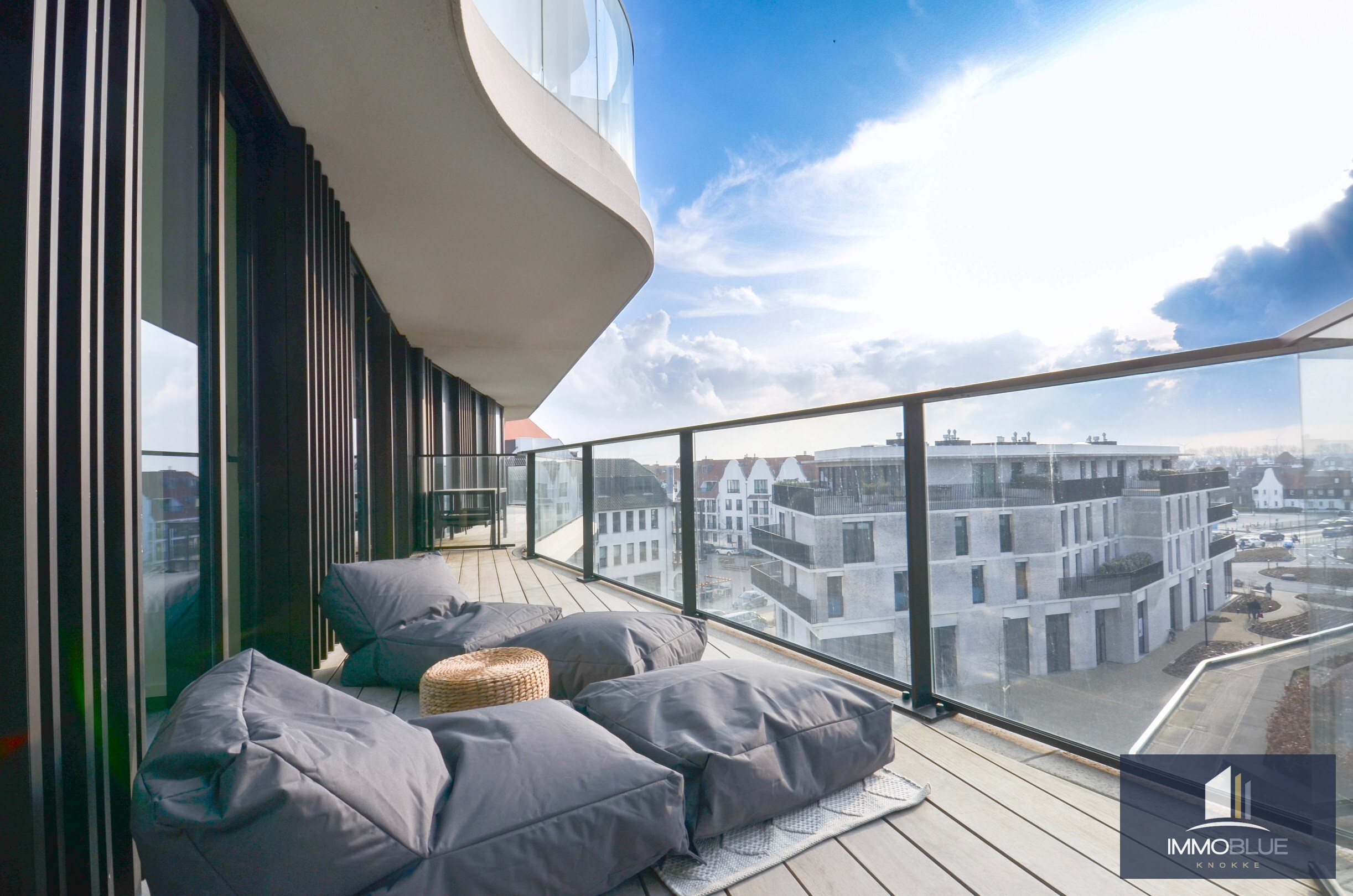 Appartement élégant avec spacieuse terrasse ensoleillée dans la résidence The Tower. 