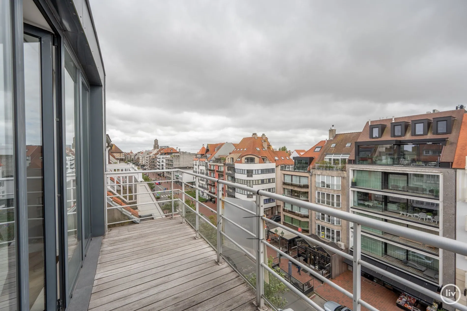 Ruim en zongericht duplexappartement gelegen op een uitstekende locatie in de Lippenslaan.  