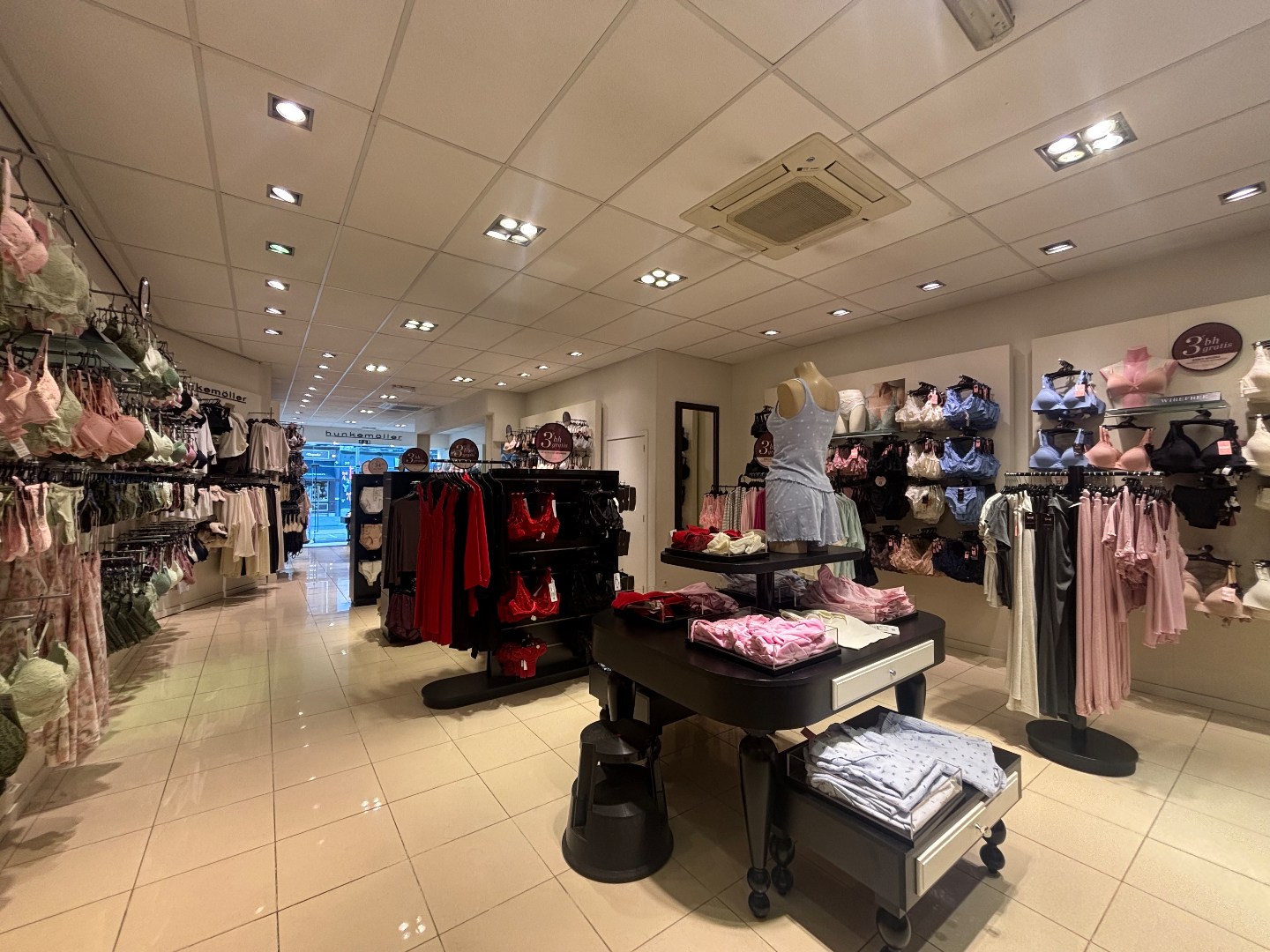 Handelshuis met 2 garages op topligging in centrum van Mol 