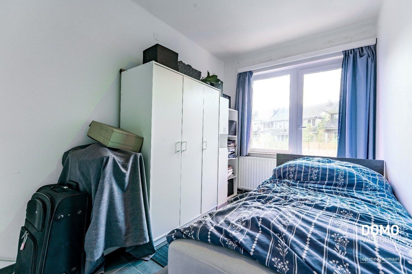 RUIM APPARTEMENT MET 2 SLAAPKAMERS, 2 ZOLDERKAMERS EN 2 GARAGES TE RUNKST 