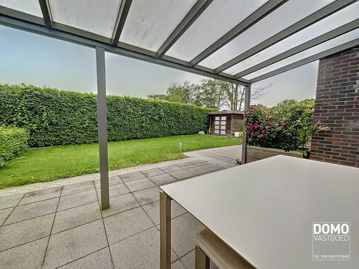 MODERNE OPEN BEBOUWING MET TUIN, INPANDIGE GARAGE EN 2 SLAAPKAMERS TE STOKROOIE 