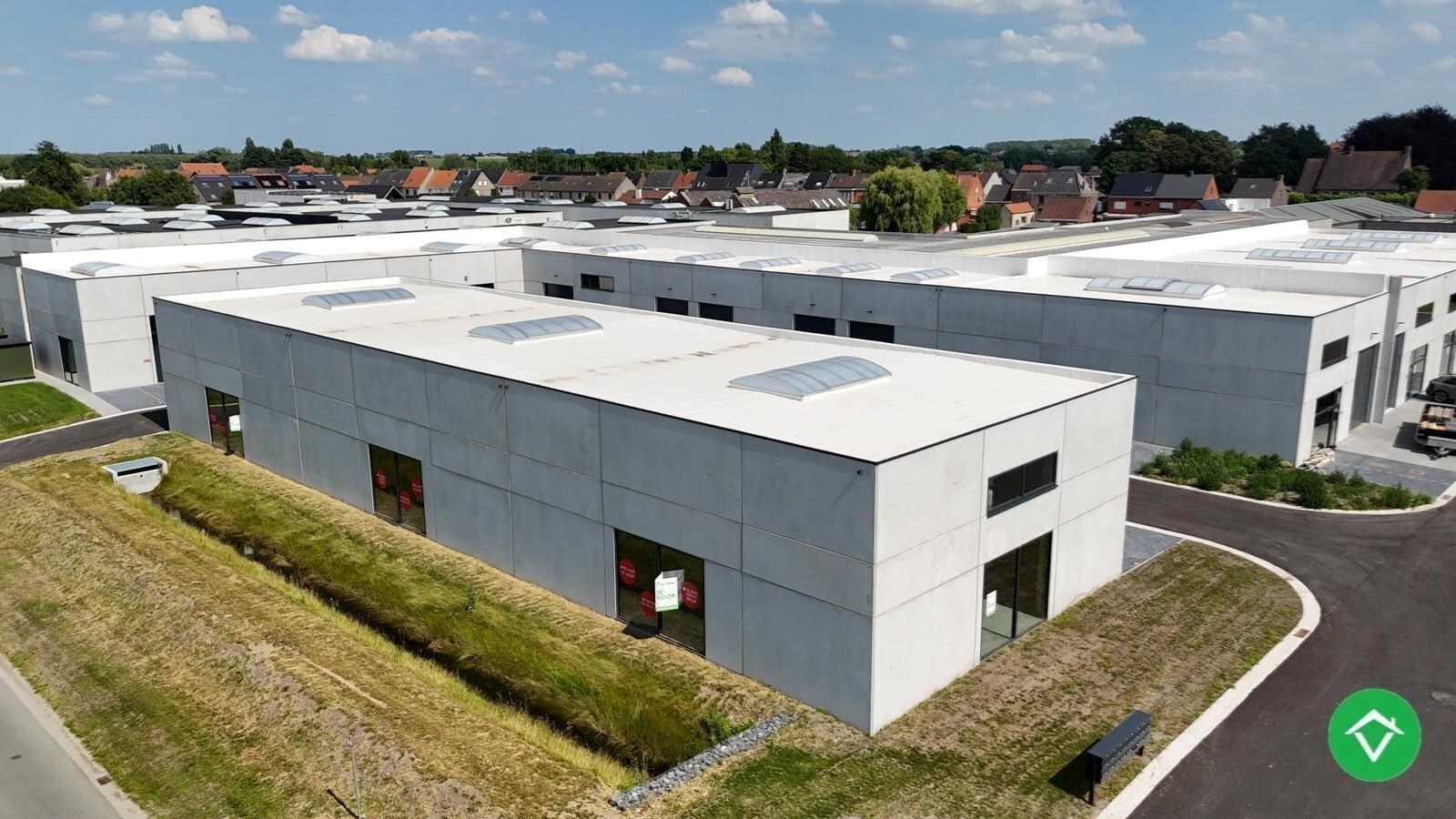 Loods te koop – 225 m² met 3 parkeerplaatsen inbegrepen op de industriezone te Ichtegem 