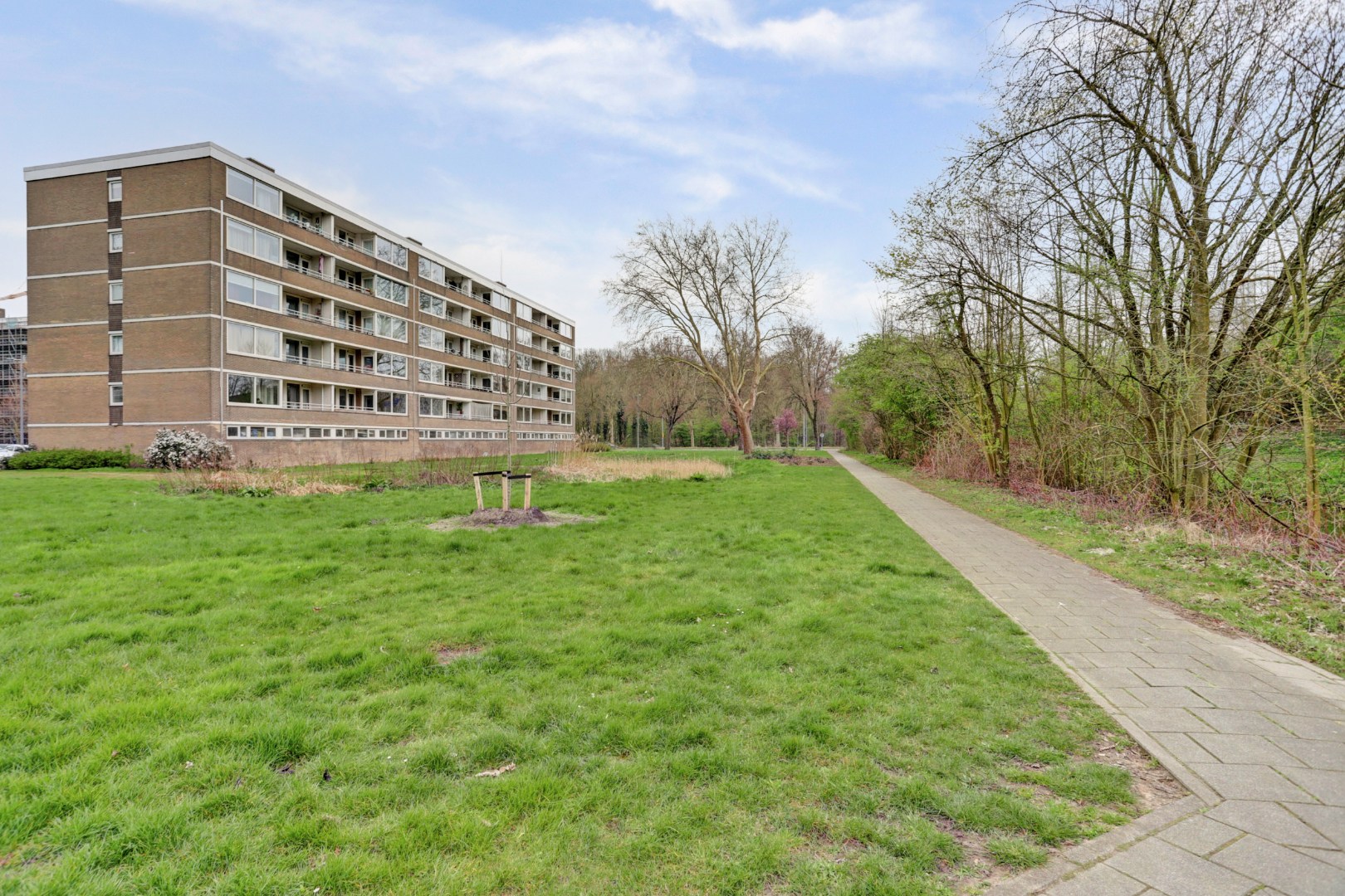 Zonder klussen te betrekken, instapklaar 3-(voorheen 4) kamer appartement met moderne keuken en badkamer, 2 balkons, berging in de onderbouw en gelegen op eigen grond! 