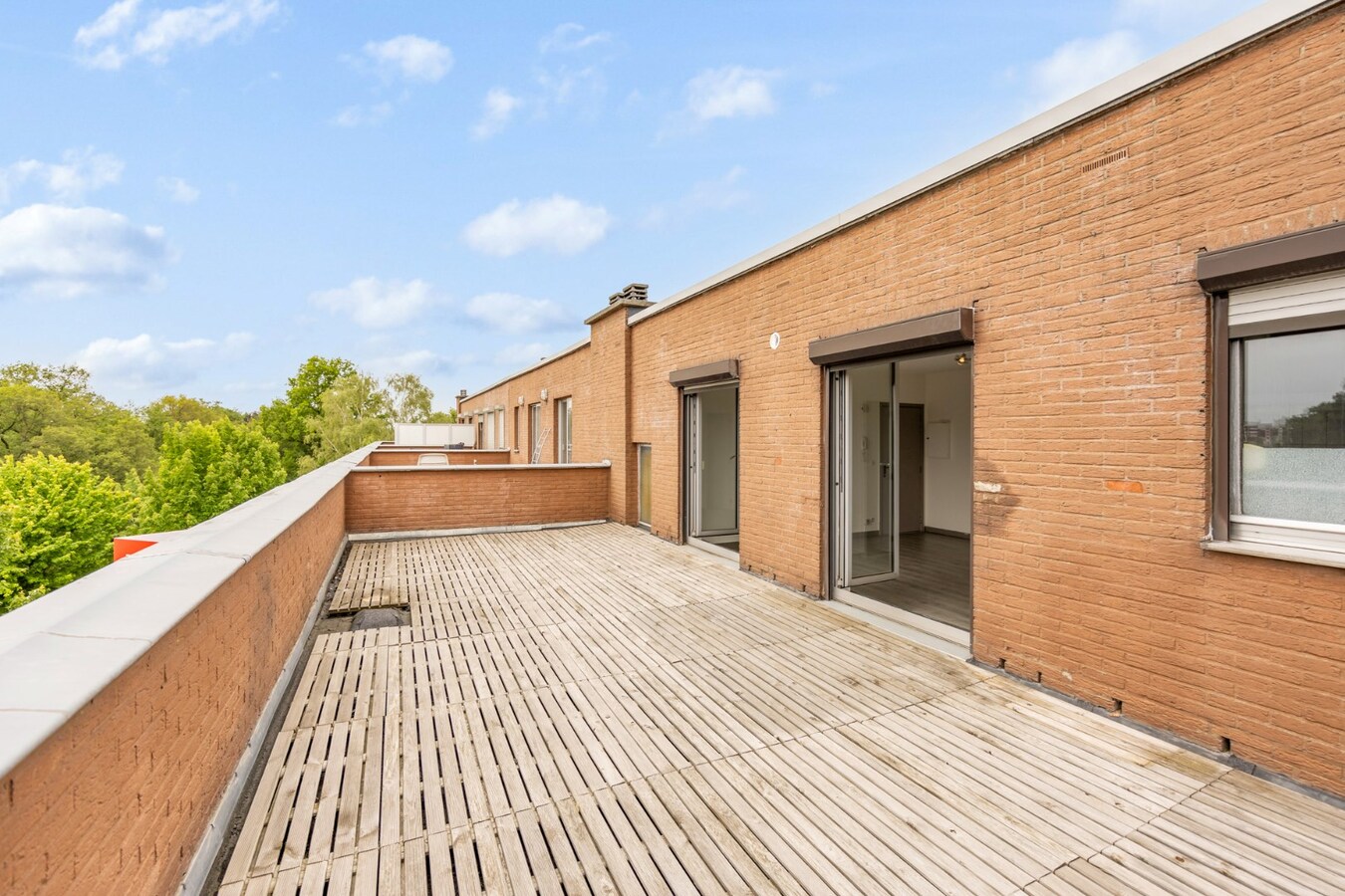 Unieke penthouse studio mét slaaphoek en topterras in het centrum van Genk! 