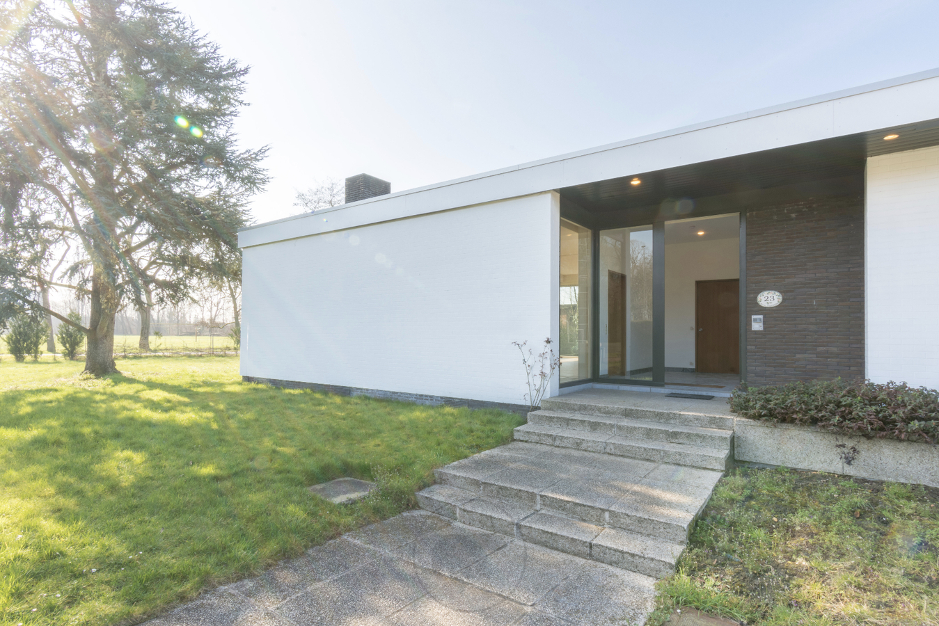 VERKOCHT: Modernistische villa op residentiële ligging te Zwijnaarde 