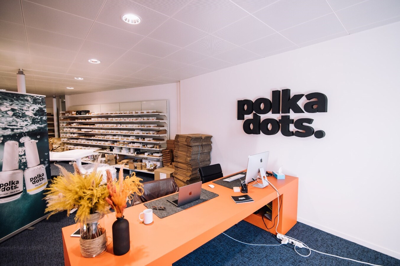 Ruim commercieel pand met parking. Uitstekende ligging nabij station en ziekenhuis. 