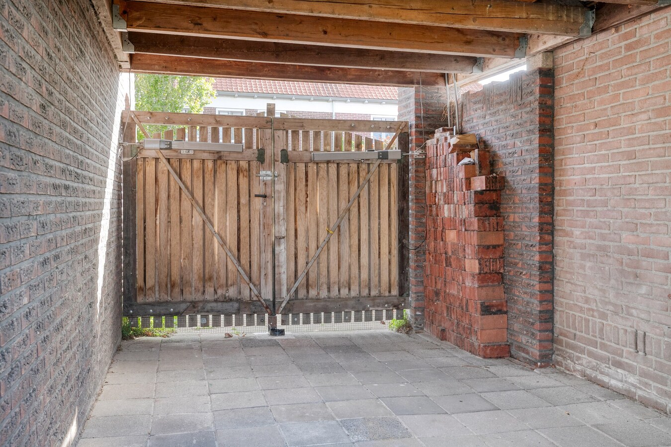 Volledig gerenoveerde woning met garage en carport gelegen aan de Beukenlaan 13 te Reusel. 