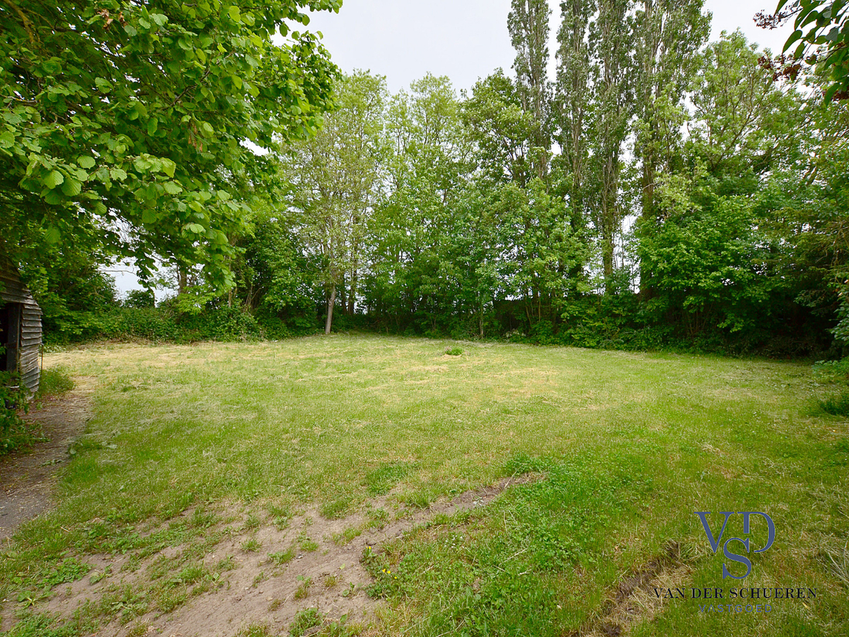Bouwgrond met een breedte van ca. 45 m langsheen de N425. 