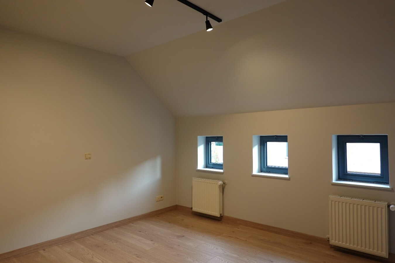 Gerenoveerde stadswoning op uitstekende ligging met binnentuin en garagebox 