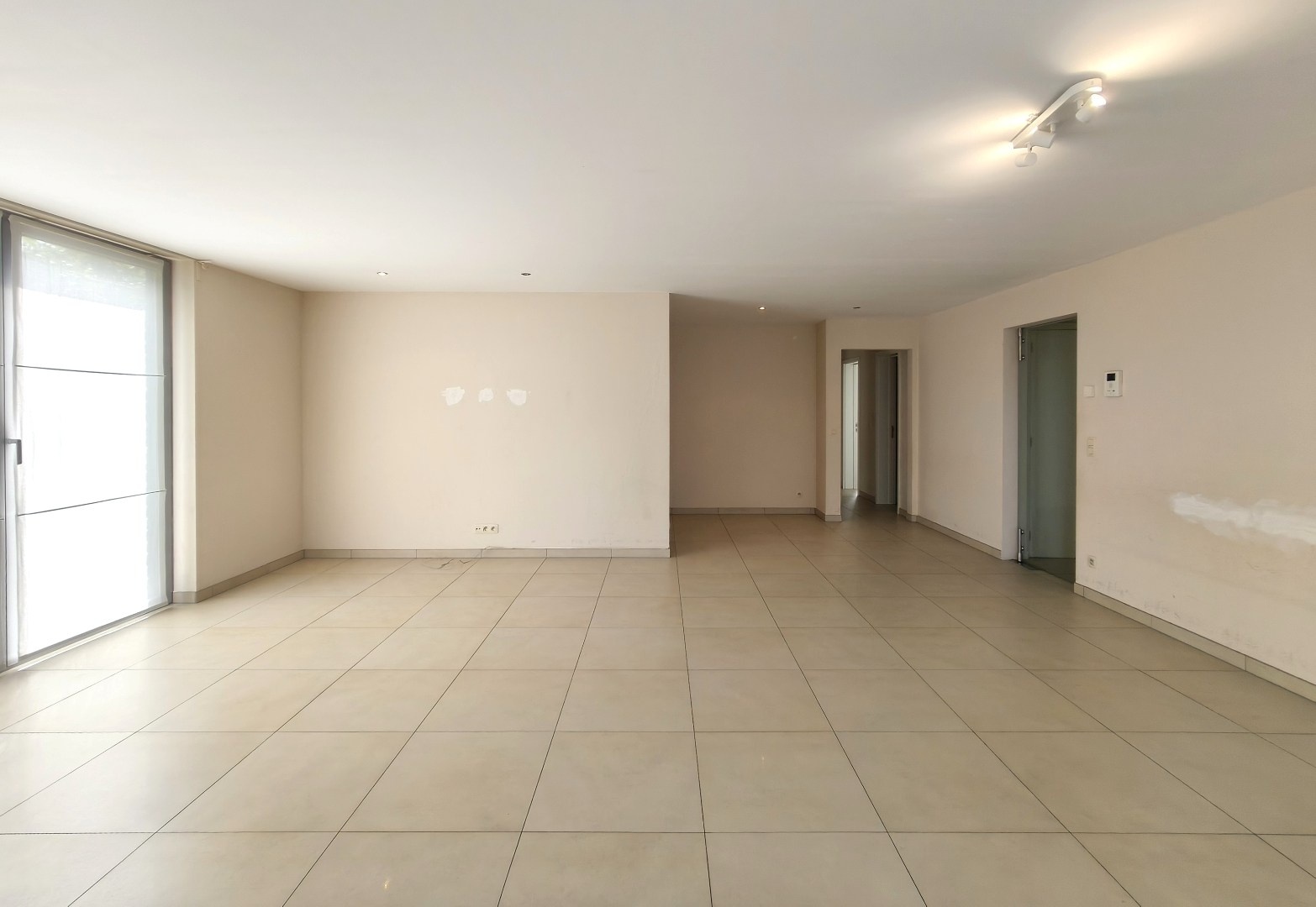 GELIJKVLOERS APPARTEMENT MET RUIM ZONNETERRAS EN GARAGE 