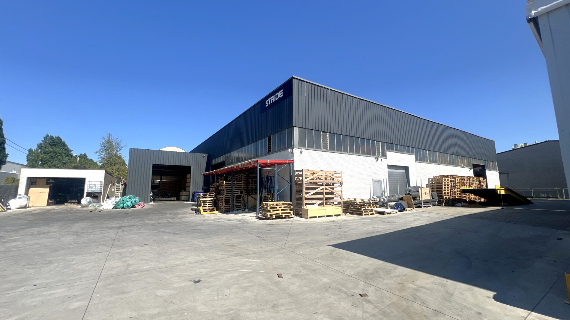 Bedrijfspand met buitenopslag te huur in het industriepark van Zwijnaarde