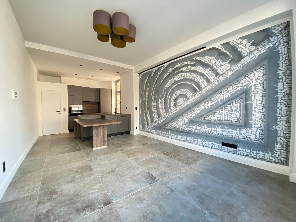 Superbe appartement entièrement décoré avec une grande chambre et terrasse. GRAND PLACE ! 