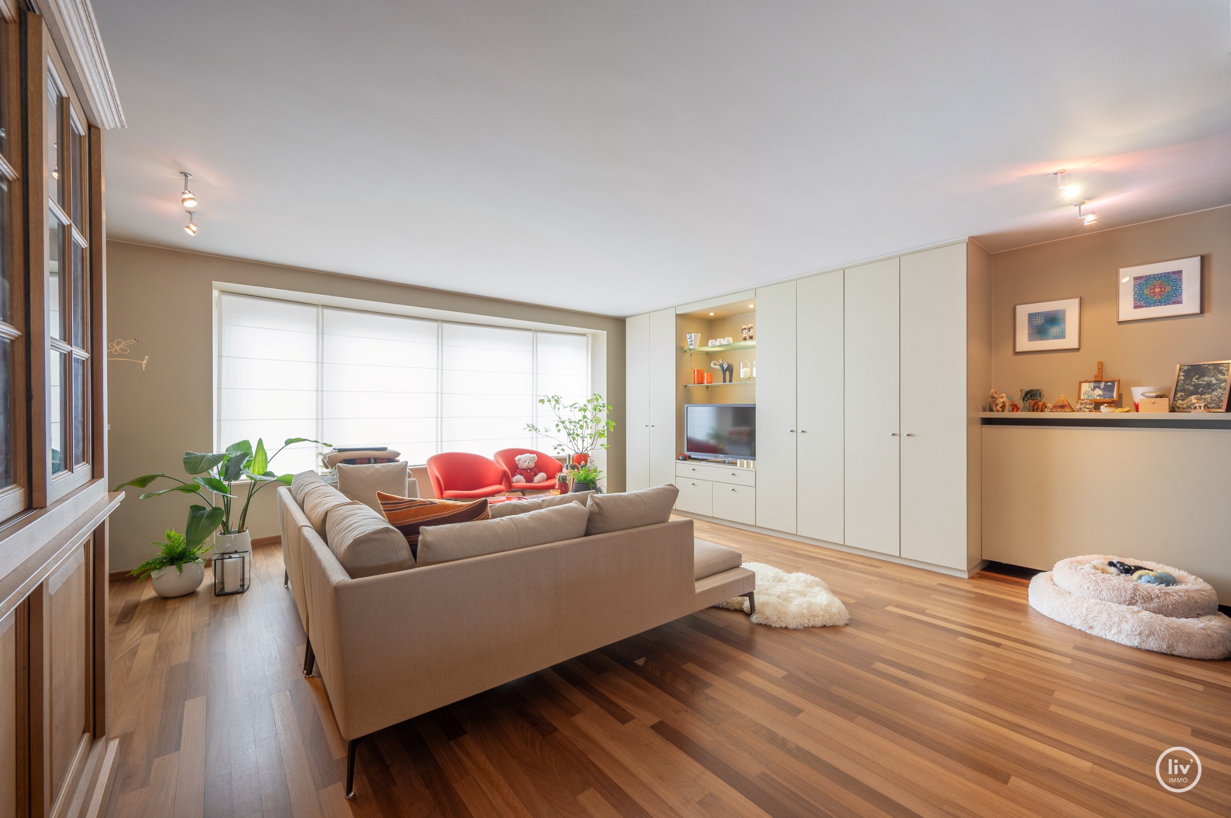 Fraaie bel-étage woning in het centrum van Knokke met Schoonheidssalon op het gelijkvloers. 