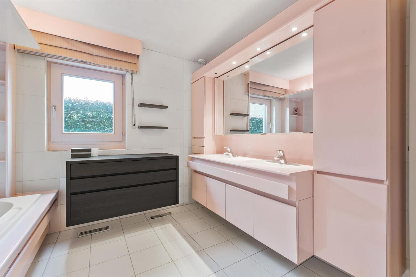 Luxueuze villa met loods (600m²) op terrein van 2100 m² 