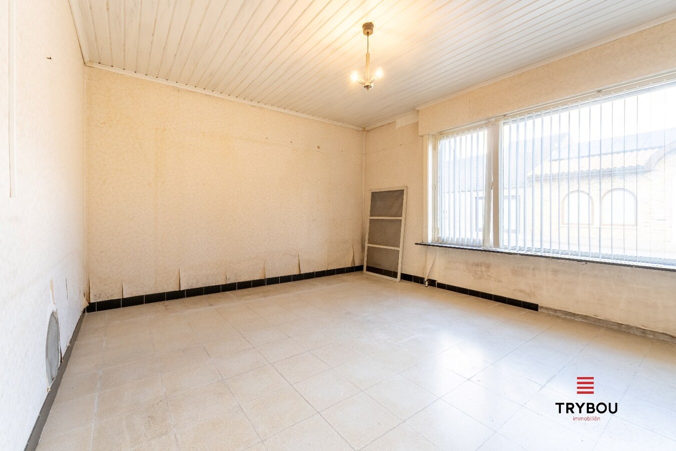 Gelijkvloerse woning met 2 garages in het centrum van Houthulst 