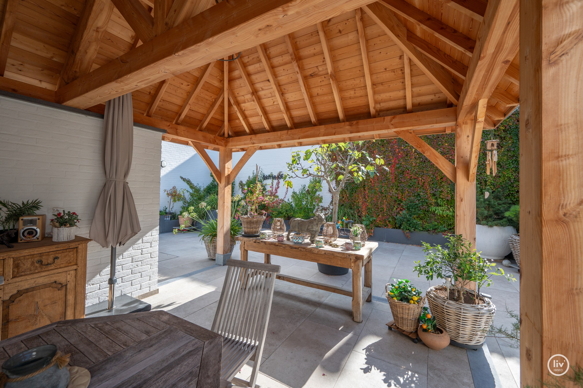 La villa récente de 2023 est située sur un terrain de 900 m², dans un havre de paix et de tranquillité. 