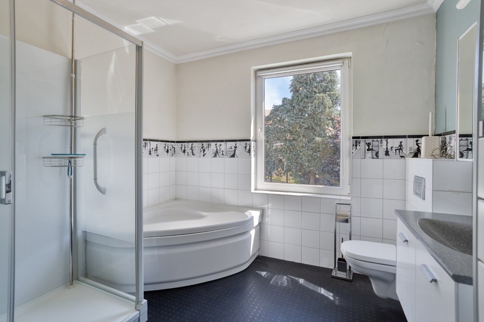 Centraal gelegen ruime woning met 4 slaapkamers en tuin te Tienen - EPC 222Kwh/m² 